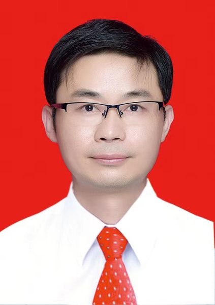 笃行不怠——湘潭县四中新任校领导班子亮相>易亚军副校长易亚军,男