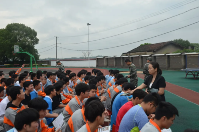 國防教育進校園點燃學子戎裝夢湘潭縣第四中學舉行國防教育暨徵兵宣講