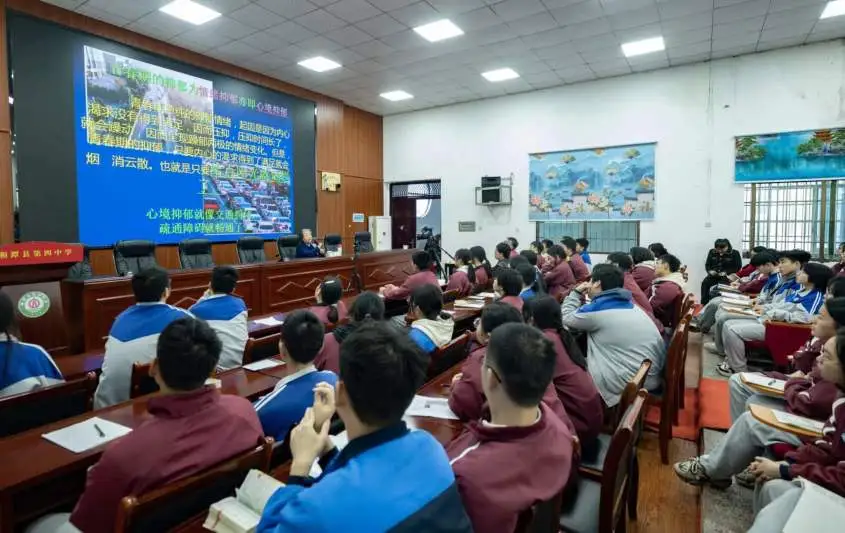 拳拳赤子心——我校优秀校友萧芸女士回母校做励志公益讲座 - 湘潭县