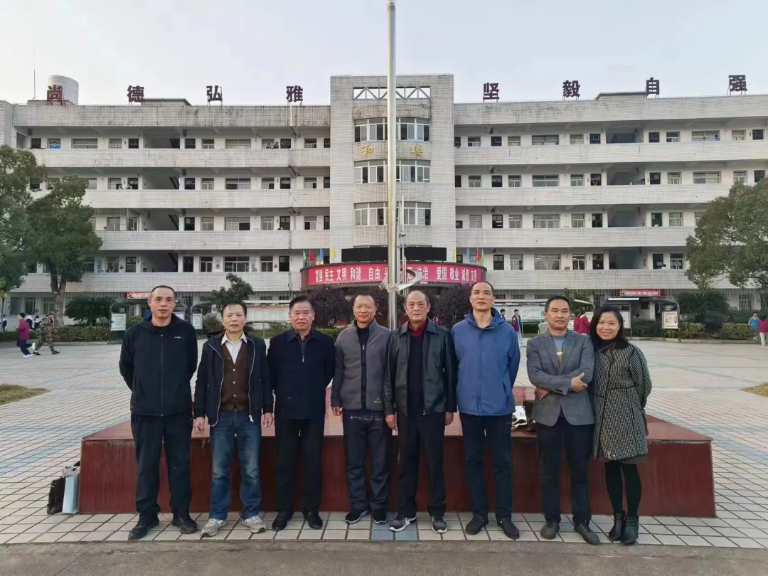 湘潭县第四中学祝愿校友们万事胜意,身体健康,期待你们再次回家相聚!